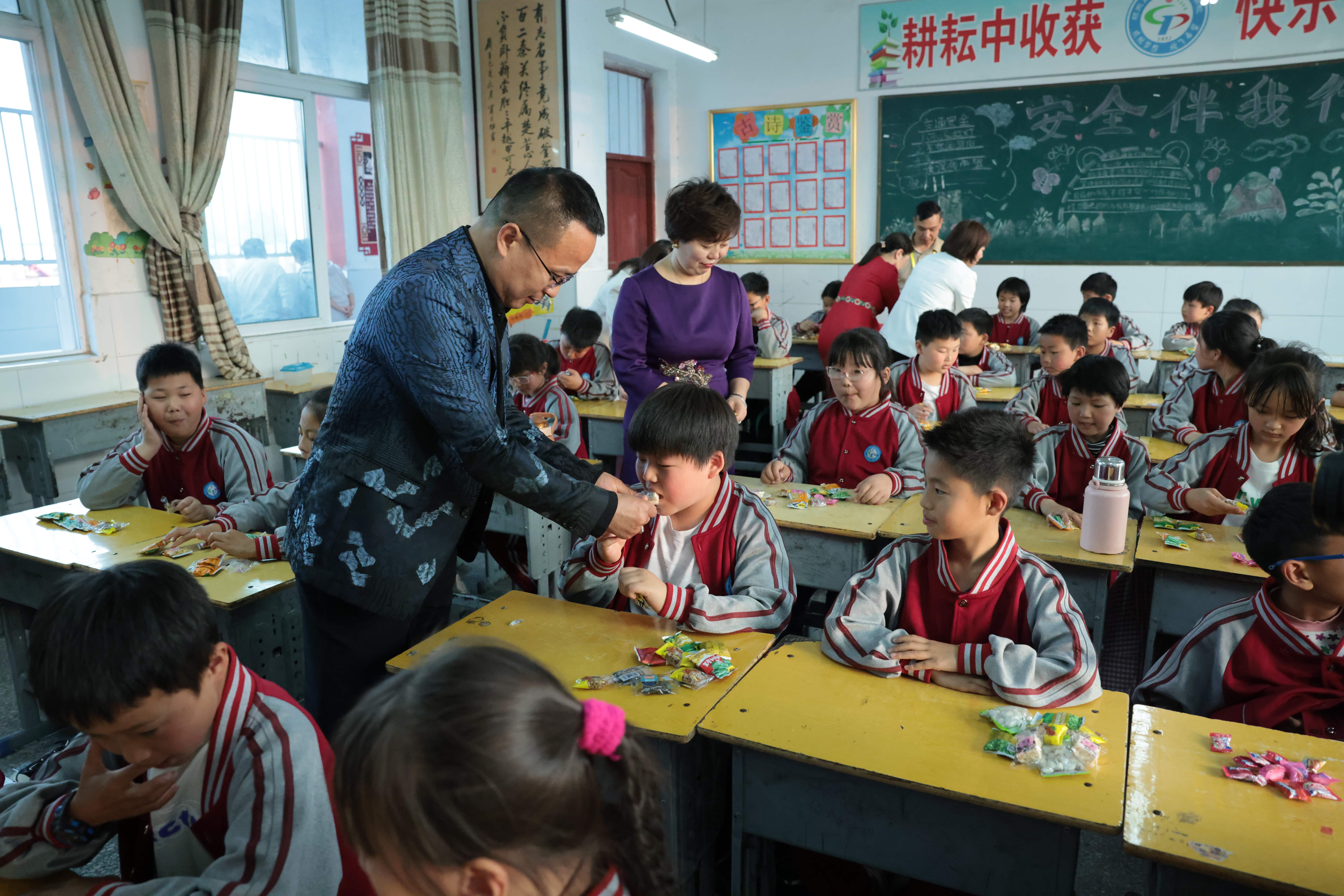 在爱意的“双向奔赴”中丨第249所完美平台公益学校揭牌