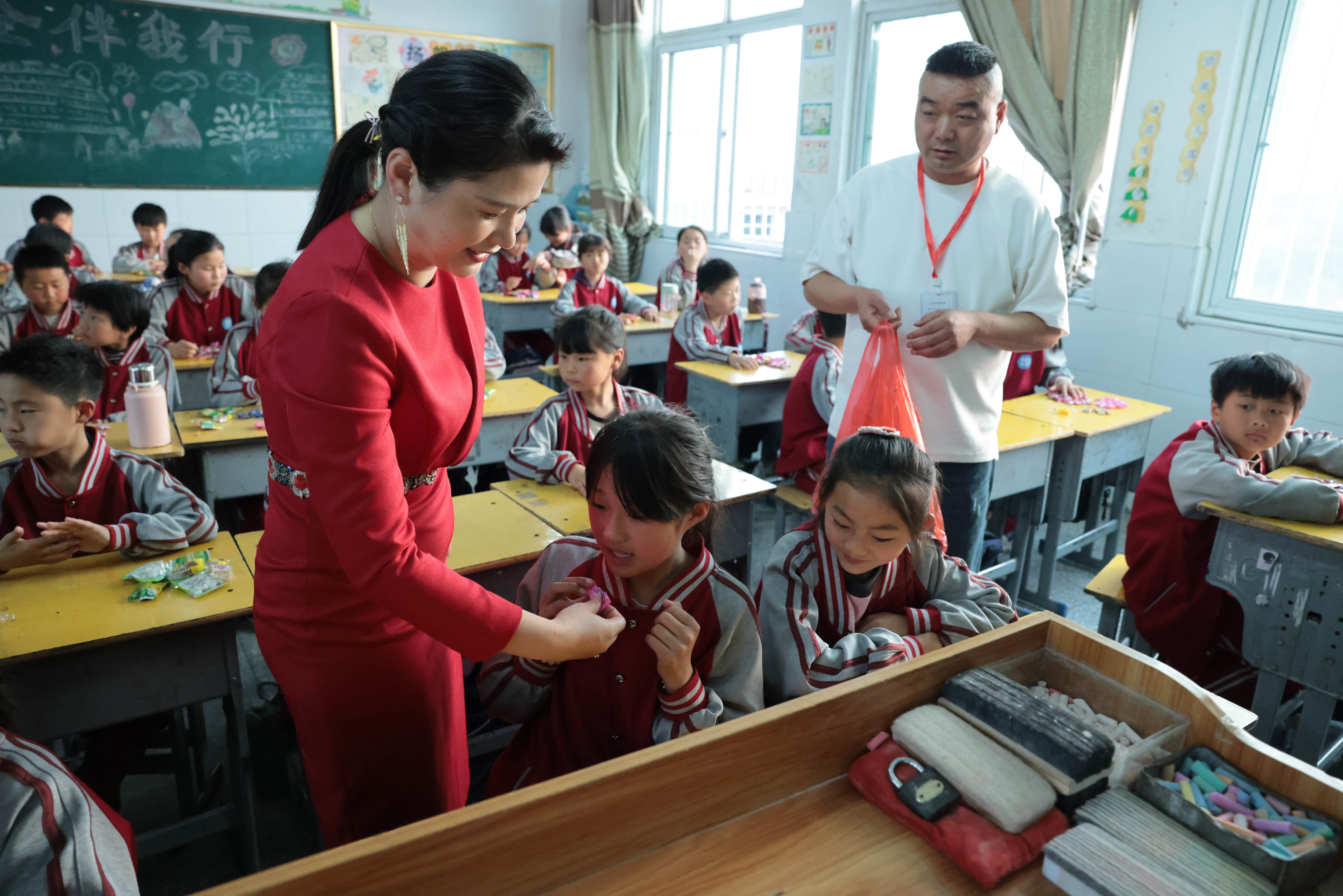 在爱意的“双向奔赴”中丨第249所完美平台公益学校揭牌